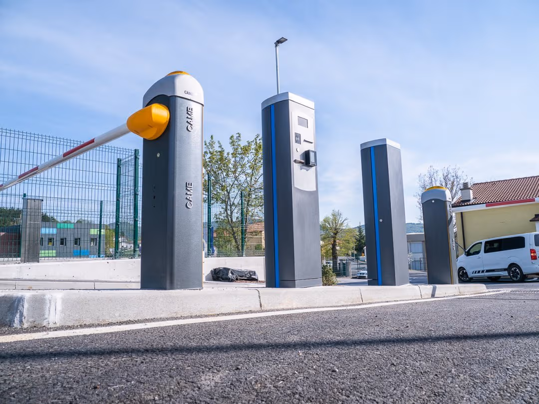 Parking rampe i visoki upravljački terminali uz kolovoz.
